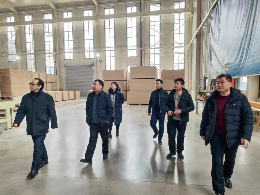 戴會長、劉總一行到工廠生產(chǎn)基地參觀.png