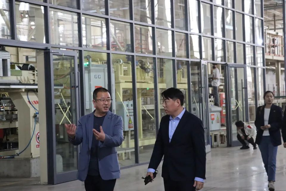 徐總、李總一行細(xì)致考察聚能板生產(chǎn)全流程.jpg