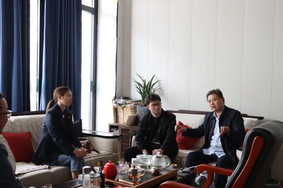 董事長(zhǎng)王守君向徐總、李總一行介紹公司發(fā)展情況.jpg